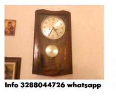 Orologio antico a pendolo da paretemuro in legno chiaro